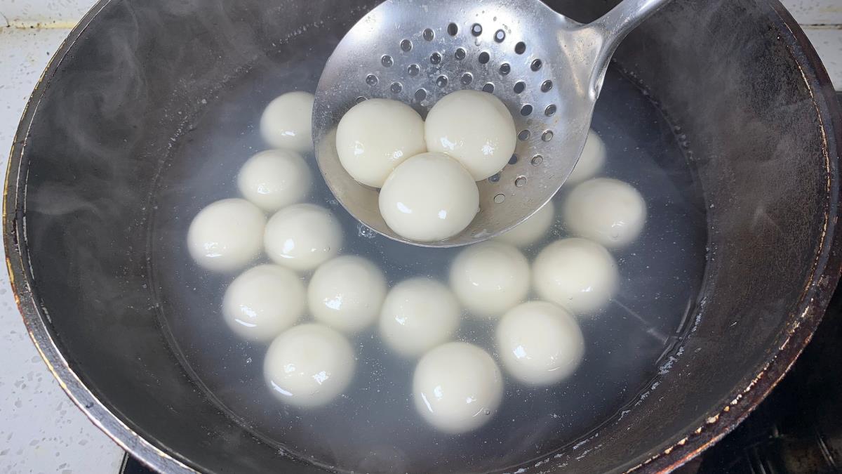 煮汤圆用冷水还是热水(煮汤圆冷水下锅还是热水)插图4