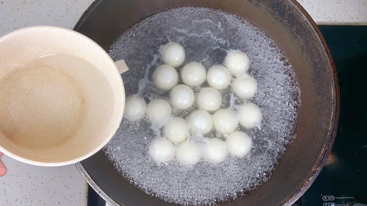 煮汤圆用冷水还是热水(煮汤圆冷水下锅还是热水)插图3