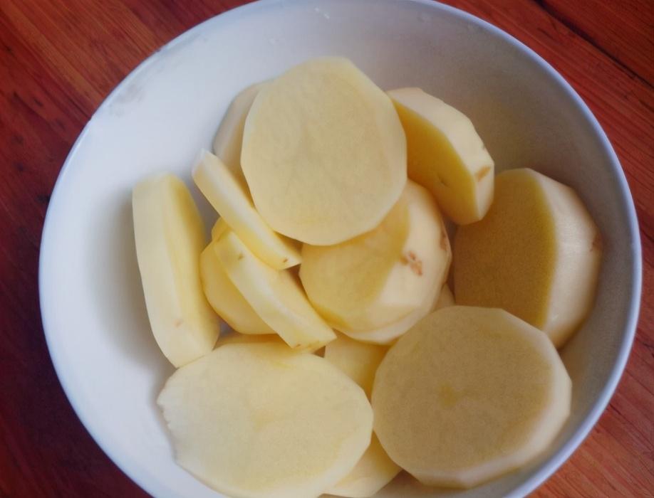 土豆炒五花肉怎么做好吃(五花肉土豆怎么做好吃)插图1