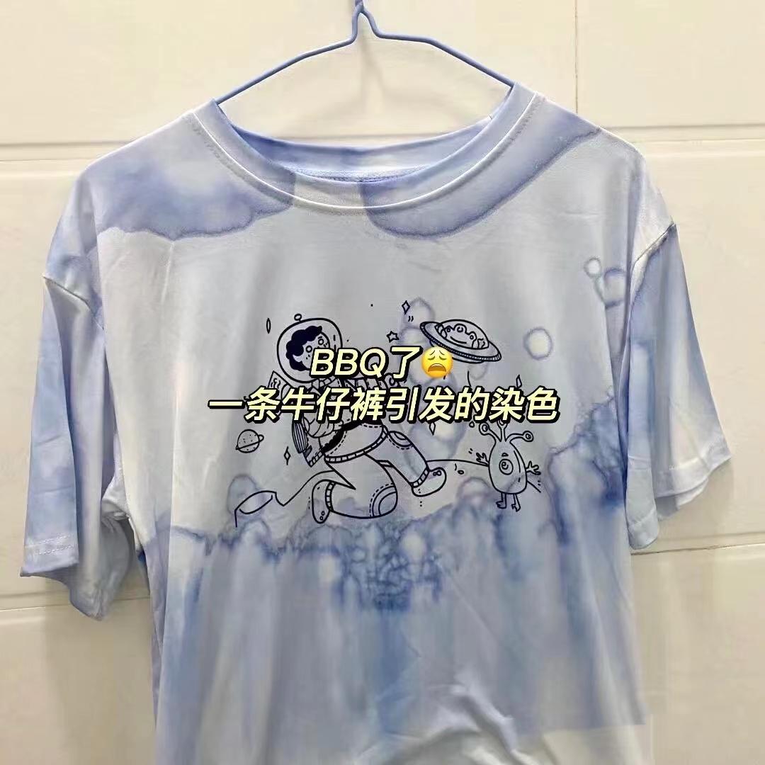 牛仔裤掉色染到其他衣服怎么办(牛仔裤掉色染到小白鞋)插图1