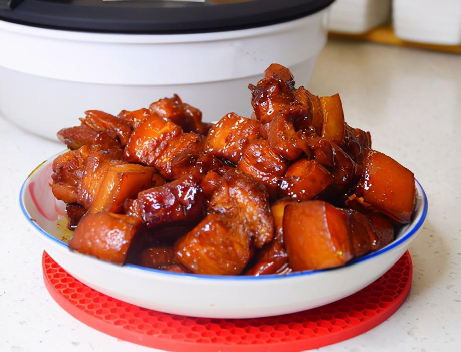 炖红烧肉怎么炖好吃(炖红烧肉怎么炖)插图