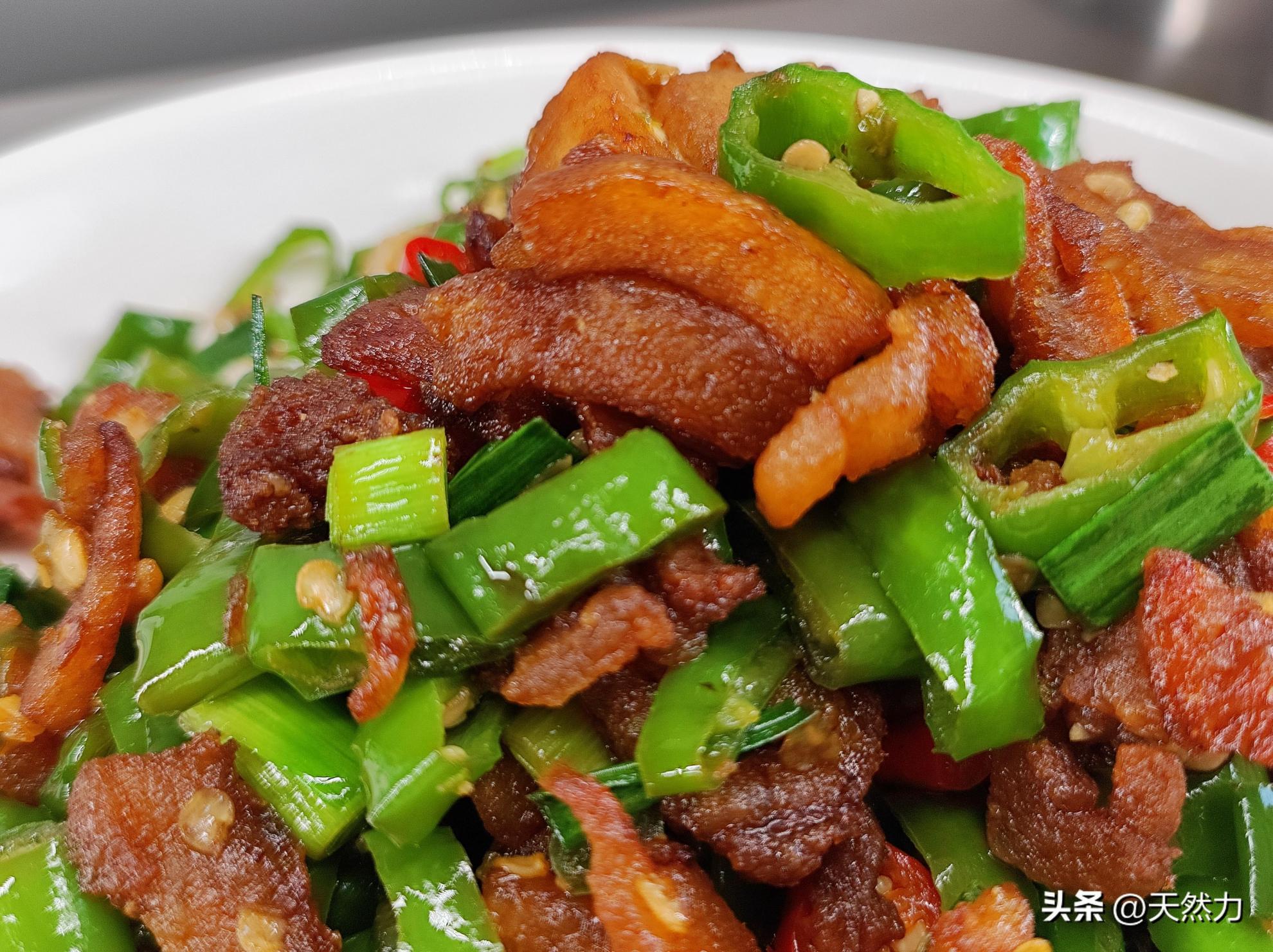 辣椒炒猪油渣怎么做才好吃(辣椒炒油渣怎样炒才好吃)插图