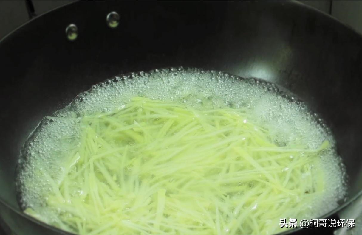 炒土豆丝怎么做好吃(炒土豆丝家常做法)插图2