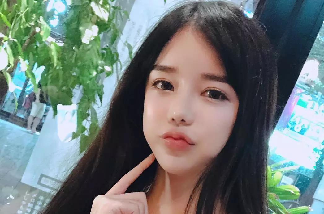 怎样跟女孩子聊天找话题(怎样跟刚认识的女生聊天)插图