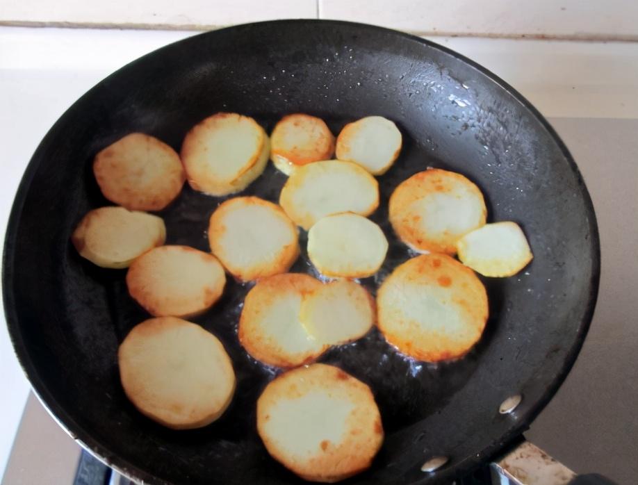 土豆炒五花肉怎么做好吃(五花肉土豆怎么做好吃)插图3
