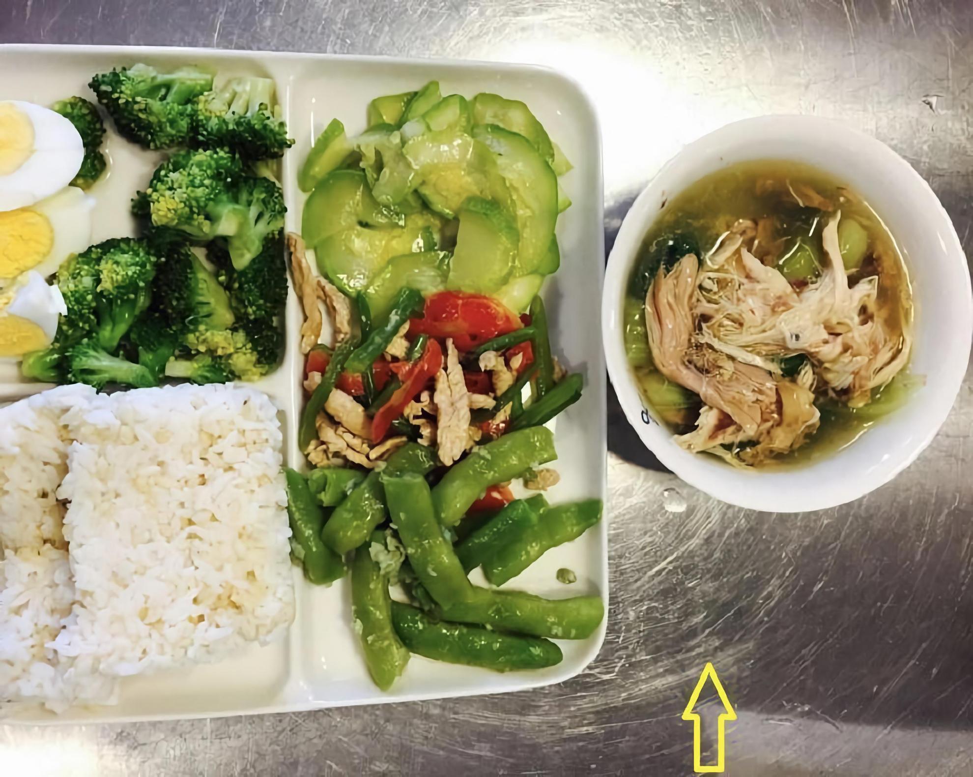 厨房台面选石英石还是不锈钢(厨房台面用不锈钢还是石英石耐用)