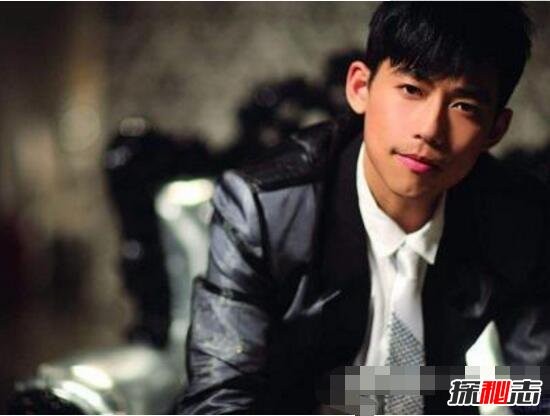 李炜睡兄弟女友被全网指责 (托奶哥李炜事件))