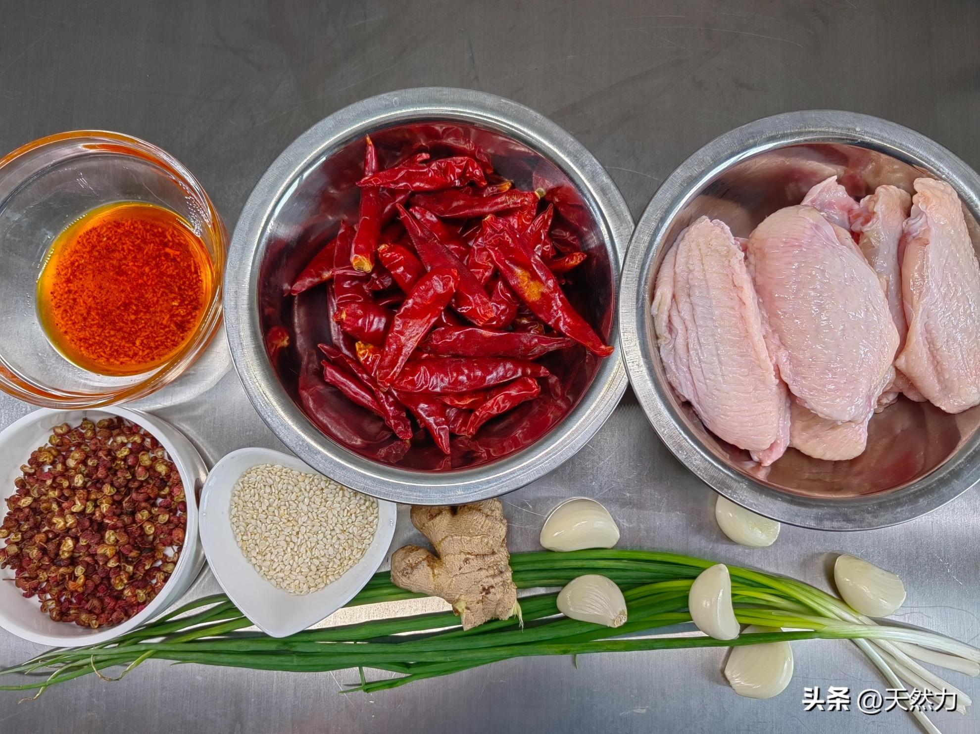 辣椒炒猪油渣怎么做好吃(辣椒炒油渣怎么做好吃)插图1