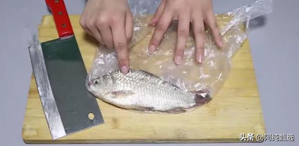 怎么刮鱼鳞不乱飞(怎么快速去鱼鳞)