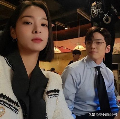 韩剧十大双男主剧本排行榜(韩剧男主妈妈出差让闺蜜照顾她)插图9