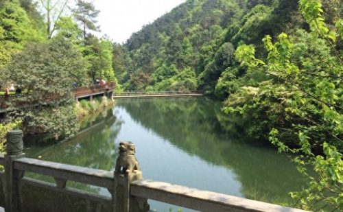 湖南游玩十大景点排行榜(湖南周边景点必去十大景点)