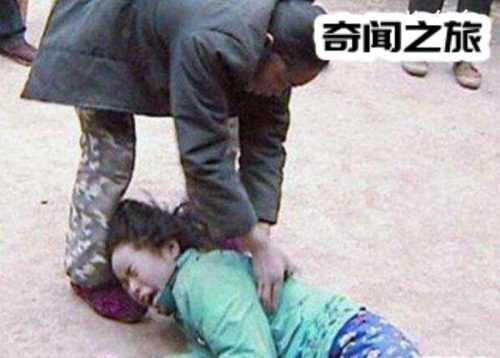 天天在地上蜷缩着嘴里还发出很多奇怪的声音(老人嘴里总发出奇怪的声音)