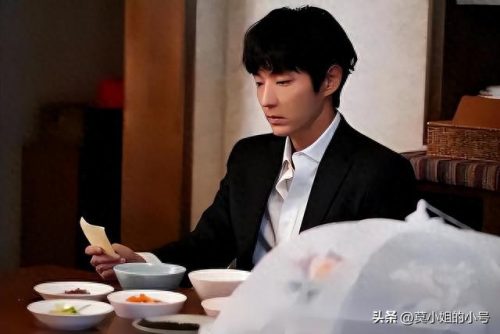 韩剧十大双男主剧本排行榜(韩剧男主妈妈出差让闺蜜照顾她)插图4