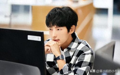 韩剧十大双男主剧本排行榜(韩剧男主妈妈出差让闺蜜照顾她)插图6