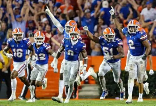 美国橄榄球高校排名前十(美国哪个大学橄榄球强)