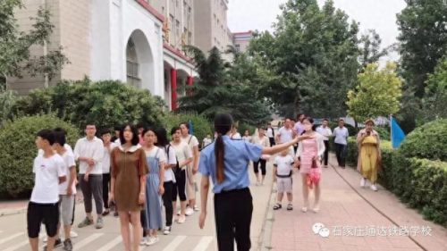 地铁乘务员待遇排名前十(杭州地铁小姐姐乘务员)
