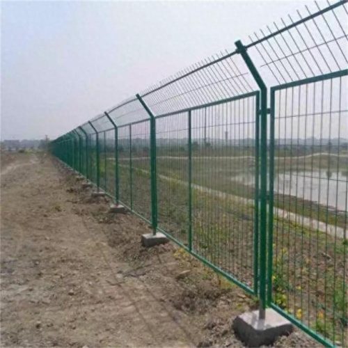 草原钢丝网护栏排名前十(钢丝网围栏护栏价格)