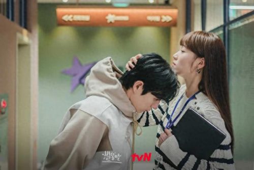 韩剧十大双男主剧本排行榜(韩剧男主妈妈出差让闺蜜照顾她)插图