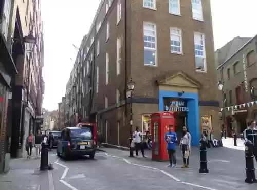 世界十大快时尚品牌(zara齐名的四大品牌)插图3